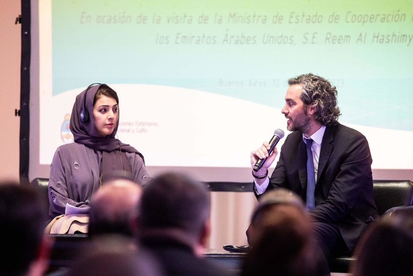 La ministra de Cooperación de EAU junto al ministro de Relaciones Exteriores, Comercio Internacional y Culto de Argentina, Santiago Cafiero. (Twitter)
