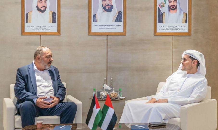 presidente del Departamento de Municipios y Transportes, recibe al representante palestino. (Abu Dhabi Media Office)