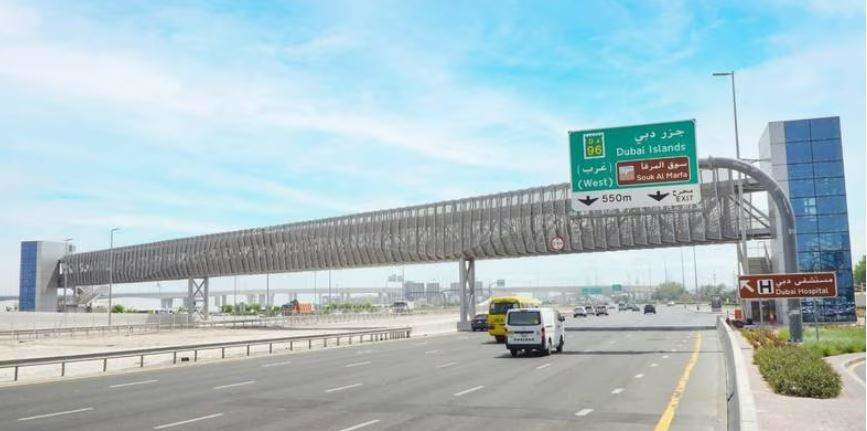 Una pasarela para peatones en Dubai.  (Autoridad de Carreteras y Transportes)