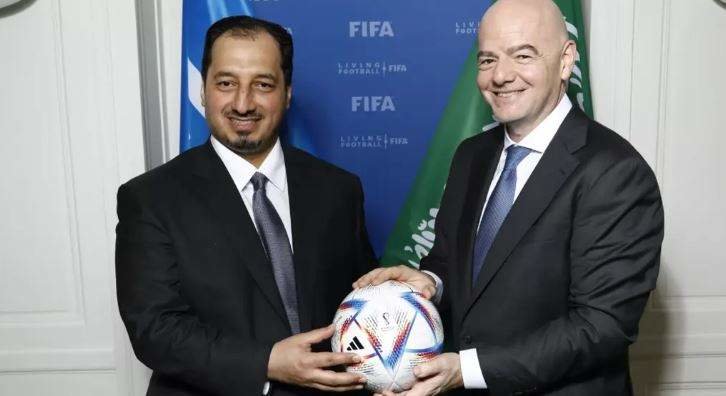 El presidente de la SAFF, Yasser al-Misehal, posa para una foto con el presidente de la FIFA, Gianni Infantino. (Fuente externa)