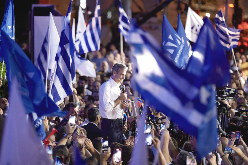 Kyriakos Mitsotakis recibe el aplauso de sus seguidores tras conocerse su triunfo en las elecciones. (@kmitsotakis)