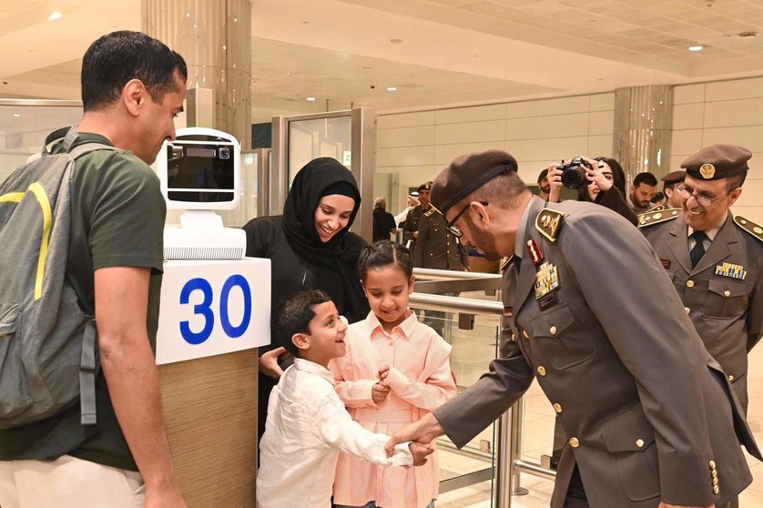 Un momento de la inauguración del control de pasaportes en el aeropuerto de Dubai dedicado a los niños. (Twitter)