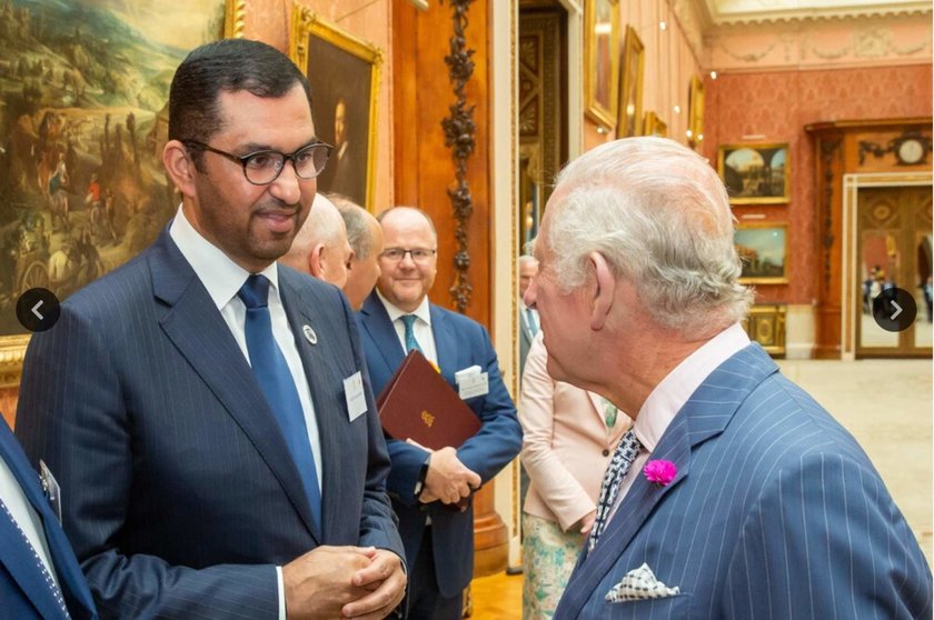 El presidente de la COP28 junto al rey británico. (WAM)