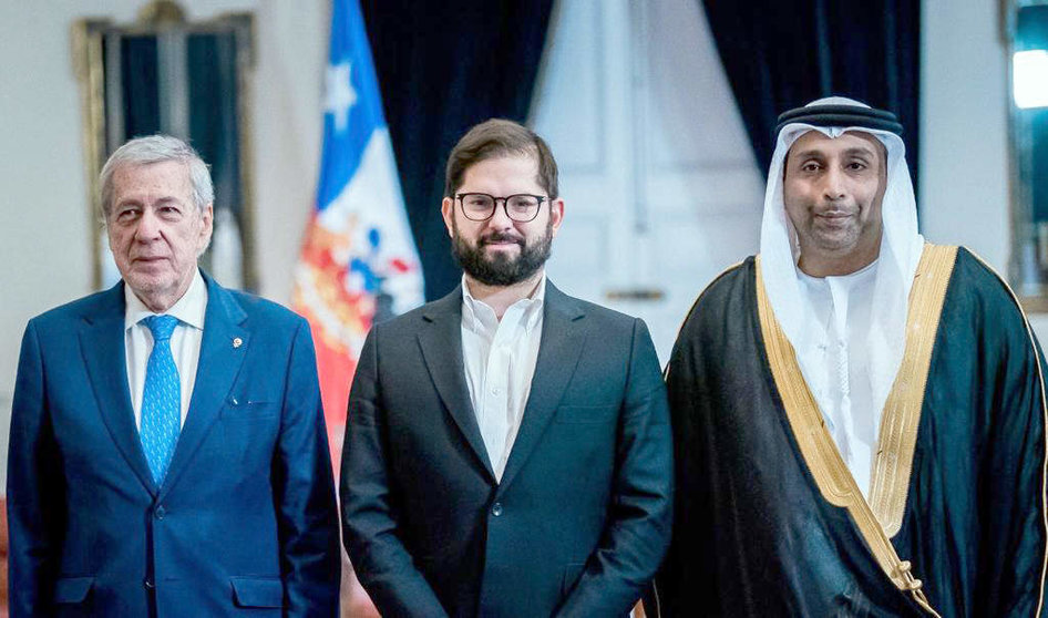 A la izquierda del embajador emiratí, el presidente de Chile. (WAM)