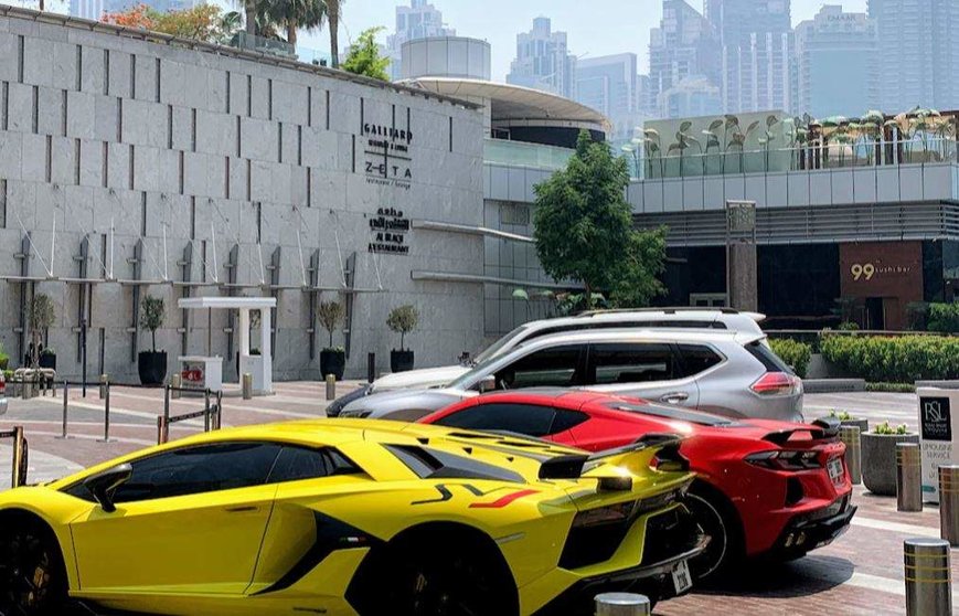 Cohes estacionados en Dubai Mall. (EL CORREO)