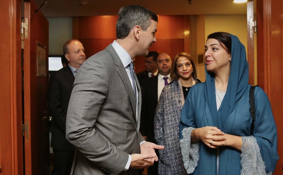 Santiago Peña con la ministra emiratí de Cooperación Internacional. (Twitter)