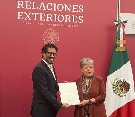 El embajador de EAU en México entrega la invitación a Alicia Bárcena. (WAM)