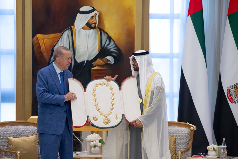 El jeque Mohamed entrega la Oden de Zayed a Erdogan. (WAM)