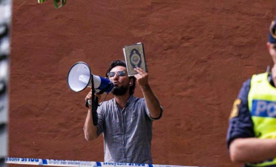 El manifestante Salwan Momika con un ejemplar del Corán. (Twitter)