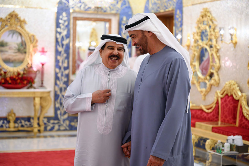 A la izquierda el rey de Bahréin junto al presidente de EAU en Abu Dhabi. (WAM)