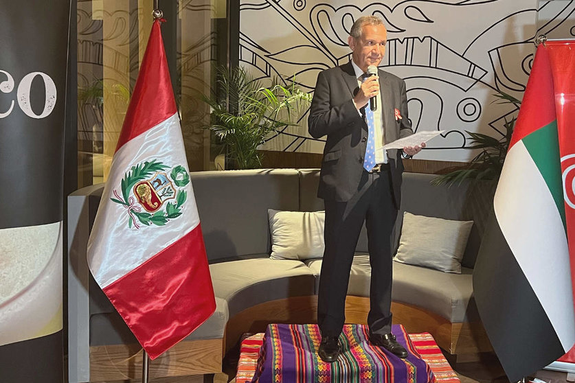 Marco Antonio Santiváñez, cónsul general del Perú en Dubai, durante su intervención. (EL CORREO)