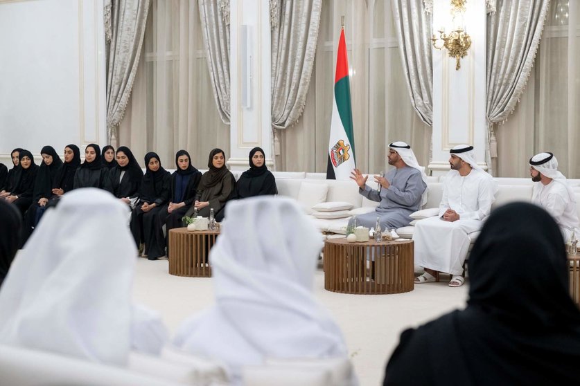 El presidente junto a los jóvenes emiratíes. (WAM)