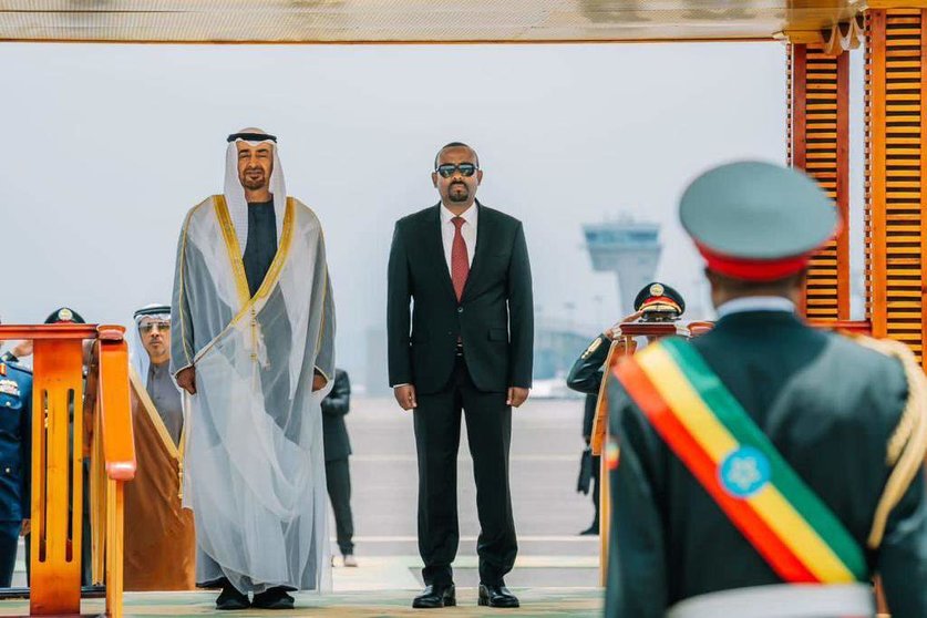 El presidente de Emiratos junto al primer ministro etíope en el Aeropuerto de Adis Abeba. (Twitter)