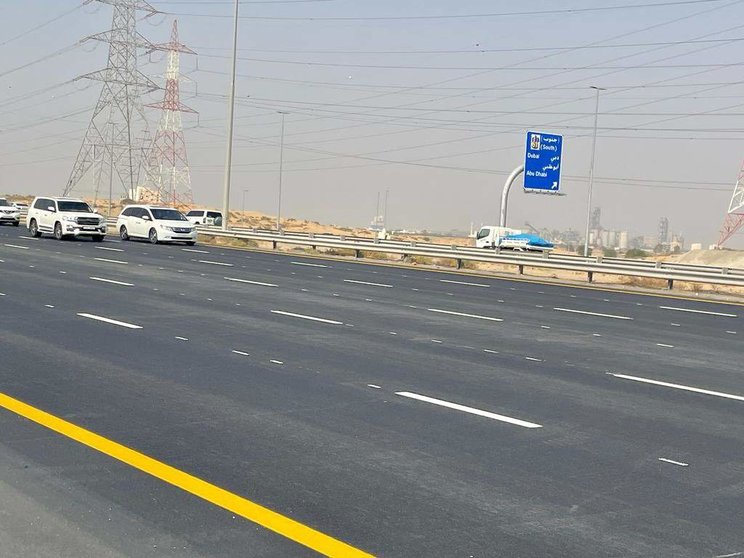 Un tramo de la nueva carretera en EAU. (Twitter)
