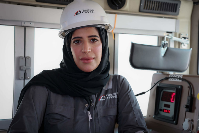Sara Al Mazrouei, la primera capitana de tren emiratí. (WAM)