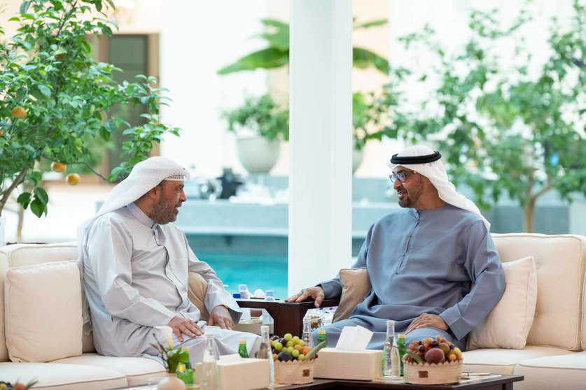 El presidente de EAU junto al ministro de Defensa de Kuwait. (WAM)