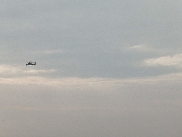 Un helicóptero sobrevuela aguas de EAU. (EL CORREO)