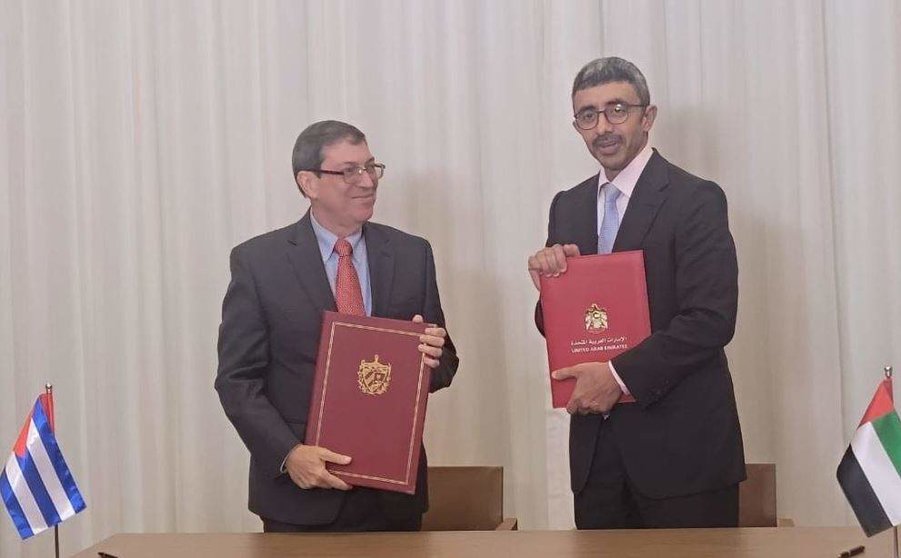 Los ministros de Exteriores de Emiratos Árabes y Cuba tras la firma del memorando. (Twitter)