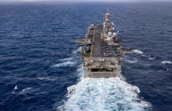 El buque de asalto anfibio clase Wasp USS Bataan viaja a través del Océano Atlántico. (Fuente externa)