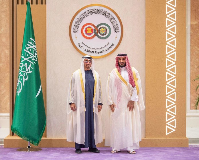El presidente de Emiratos junto al príncipe heredero saudí este viernes en Riad. (Twitter)