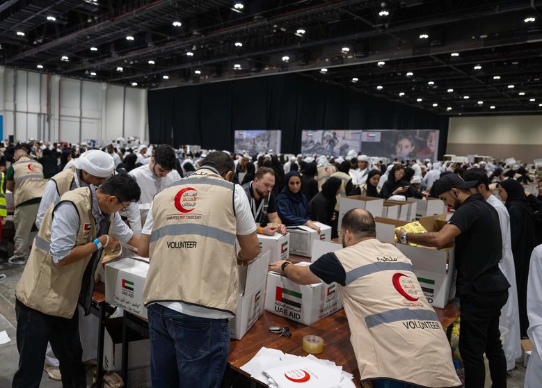 Voluntarios empacan la ayuda en la campaña “Tarahum - for Gaza” de Emiratos. (WAM)