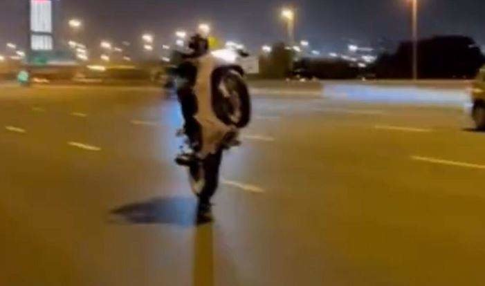 Una captura de pantalla del vídeo del motorista difundido por la Policía de Dubai.