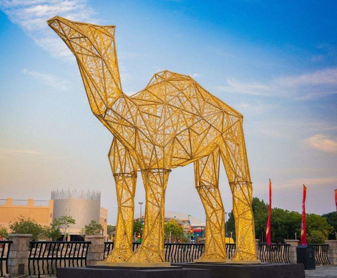 El camello iluminado en Riverland Dubai. (Instagram)