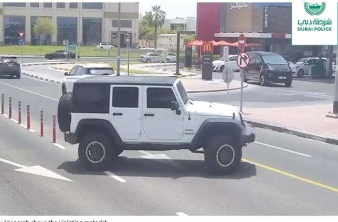 La Policía de Dubai publicó esta imagen de un giro ilegal.