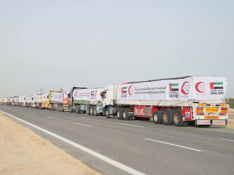 Los camiones de ayuda de Emiratos se dirigen a Gaza. (WAM)