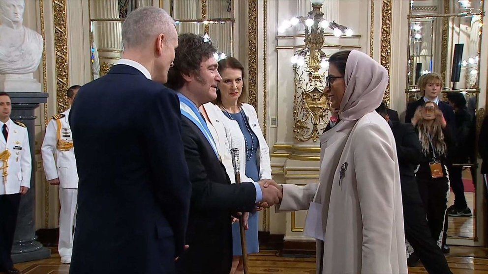 La ministra emiratí saluda al presidente de Argentina. (WAM)