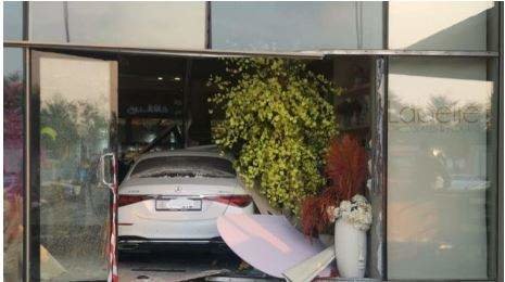 El coche dentro de la tienda. (Dubai Police)