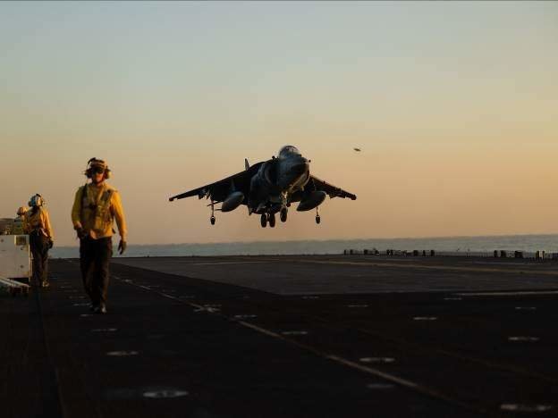 Un avión AV-8B Harrier estadounidense despega en el Mar Rojo. (Twitter)
