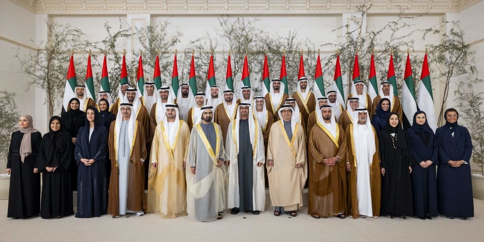 Foto de familia del Gabinete emiratí este jueves. (WAM)