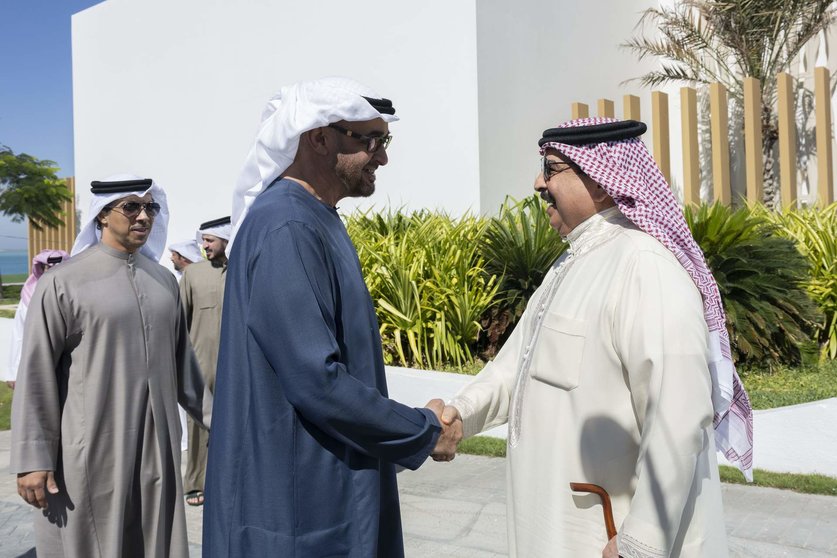 Un momento del encuentro de los dos mandatarios en Abu Dhabi. (WAM)