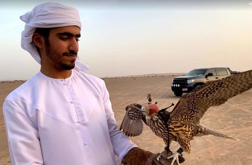 Un emiratí con su halcón. (EL CORREO)