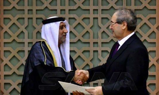 El embajador emiratí entrega credenciales al ministro de Exteriores sirio. (SANA)
