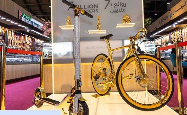Bicicleta y patinete de oro en Sharjah. (Fuente externa)