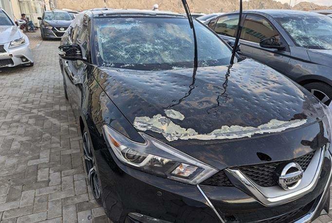 Un coche afectado por la granizada en Al Ain. (Fuente externa)
