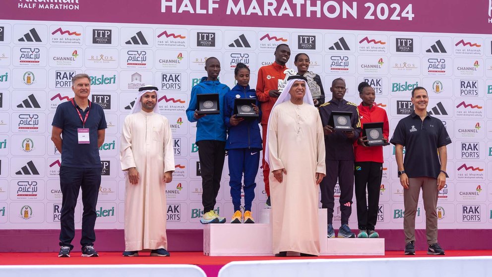 El gobernante de Ras Al Khaimah junto al podio de ganadores de la Media Maratón. (WAM)