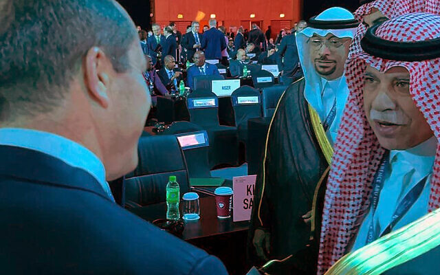 El ministro de Economía de Israel junto al ministro de Comercio saudí  en Abu Dhabi. (Twitter)