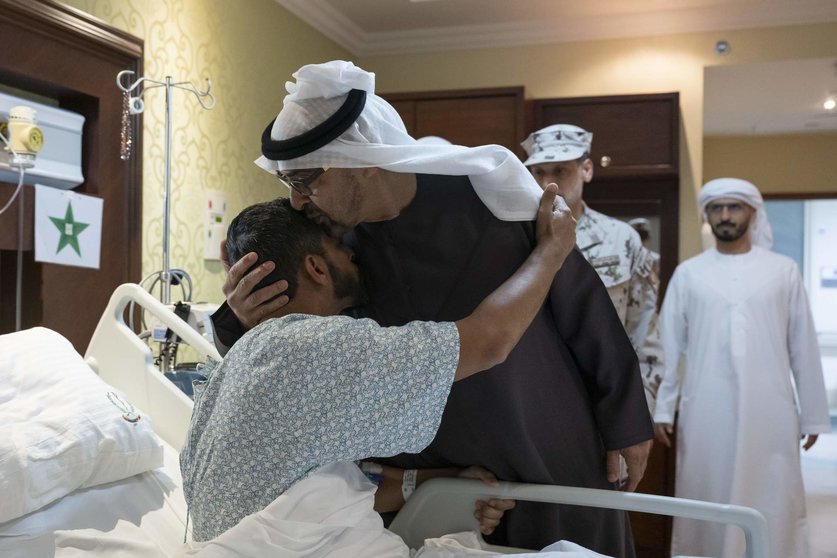 El presidente de EAU abraza al herido en el atentado en Somalia. (WAM)