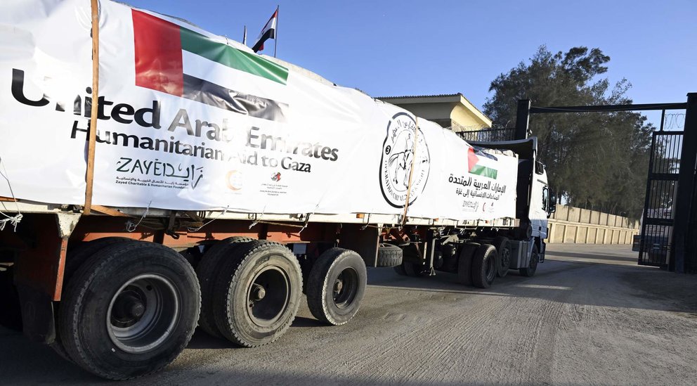Un camión con ayuda humanitaria de EAU dispuesto para entrar en Gaza. (WAM)