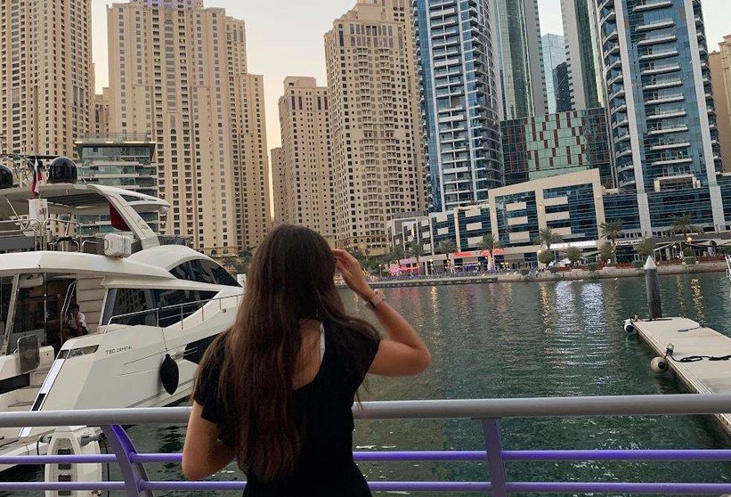 Una turista en Dubai Marina. (EL CORREO)