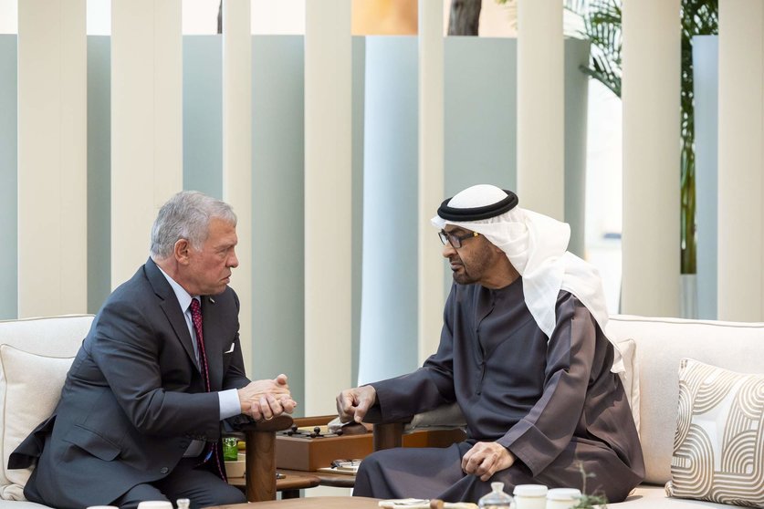El rey de Jordania junto al presidente de EAU en Abu Dhabi. (WAM)