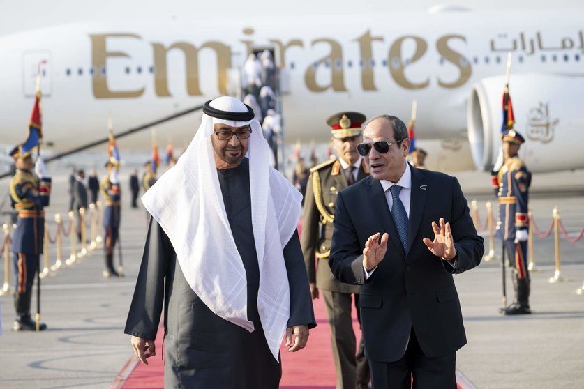Los presidentes de EAU y Egipto en el aeropuerto de El Cairo. (WAM)