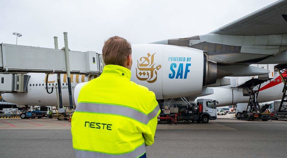 Un avión reposta con combustible SAF. (Emirates)