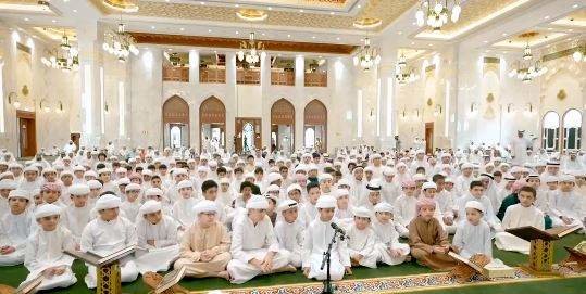 El grupo de niños emiratíes en la mezquita. (Dubai Media Office)