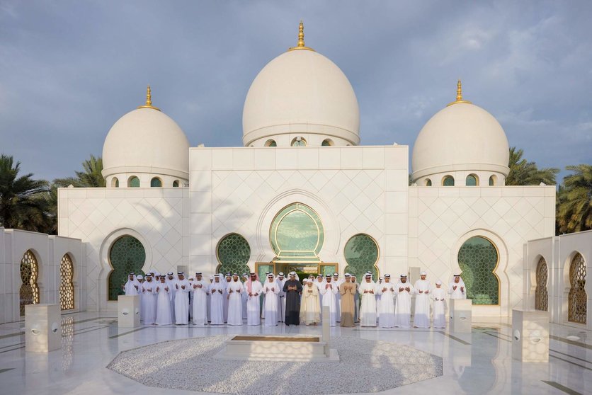 El presidente de EAU en la Gran Mezquita de Abu Dhabi durante el Eid Al Fitr. (WAM)