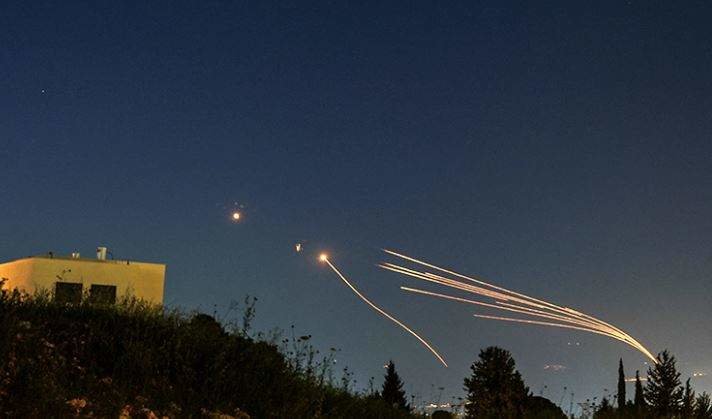 El sistema antimisiles Cúpula de Hierro de Israel intercepta cohetes lanzados desde el Líbano hacia Israel a través de la frontera israelí-libanesa. (Fuente externa)