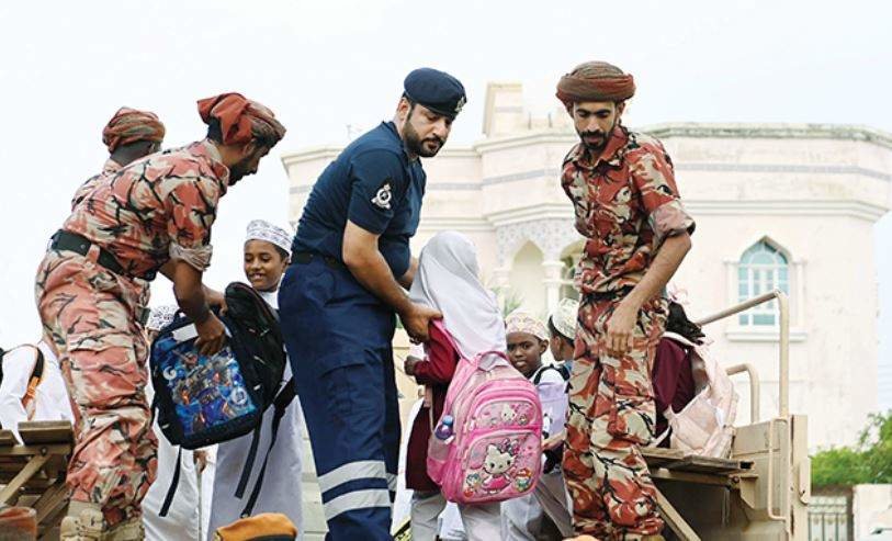 Personal de rescate interviene durante las inundaciones en el Sultanato, (Times of Oman)
